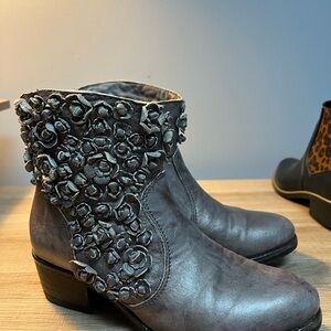 Gray Ankle Boots with Floral Decoration and Stacked Heel